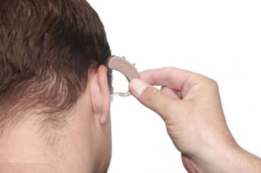 Cómo escoger unos buenos audífonos para la sordera
